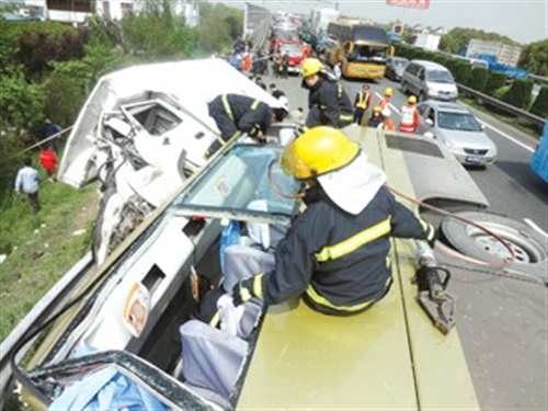 上海交通事故引发关注，城市交通安全警钟再次长鸣